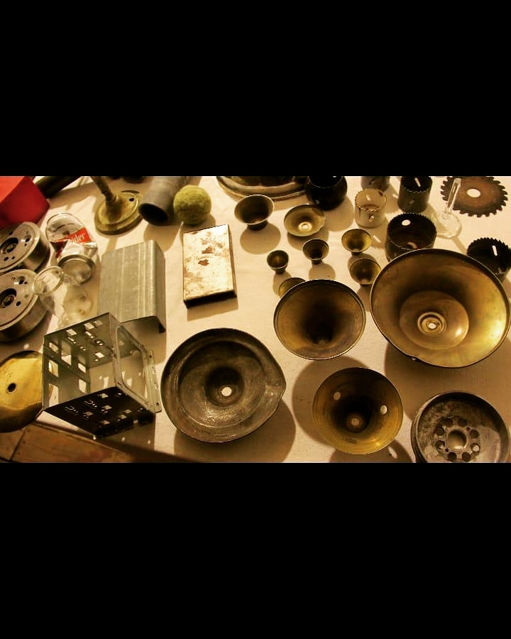 Vista aérea del setup - cuencos y contenedores metálicos