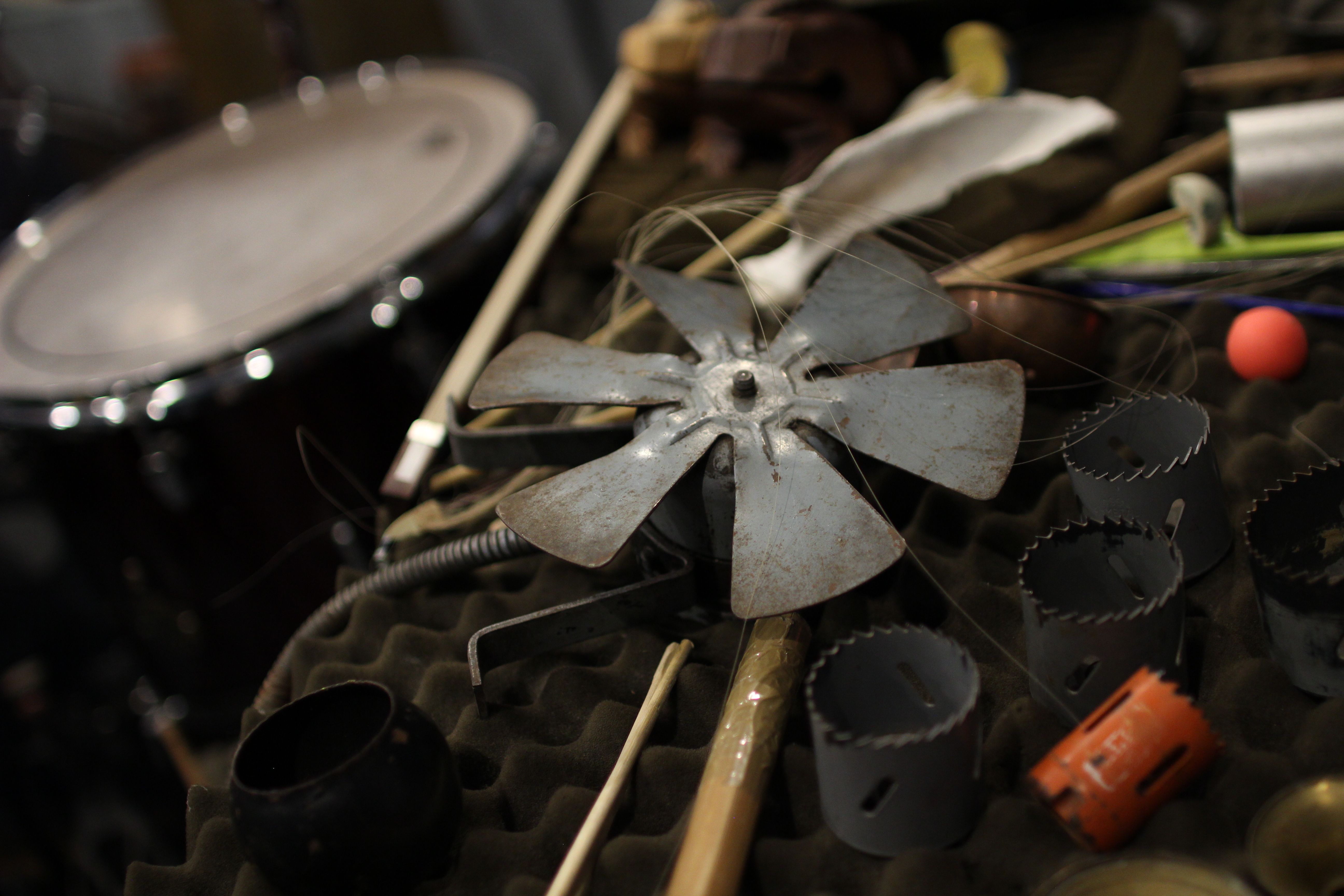 Aspas de ventilador y piezas mecánicas - objetos cotidianos como instrumentos