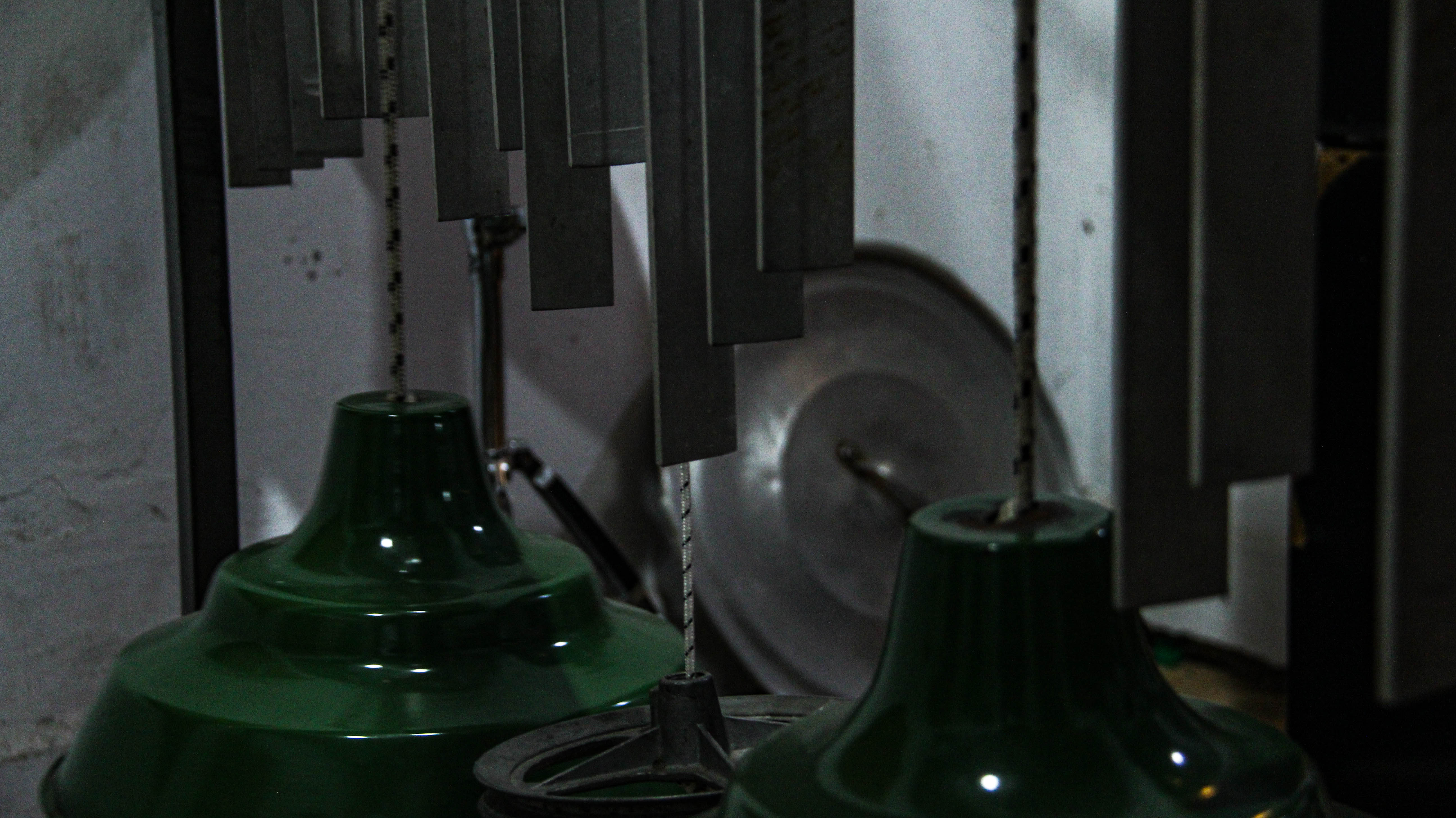 Lámparas de vidrio verde suspendidas - objetos resonantes experimentales