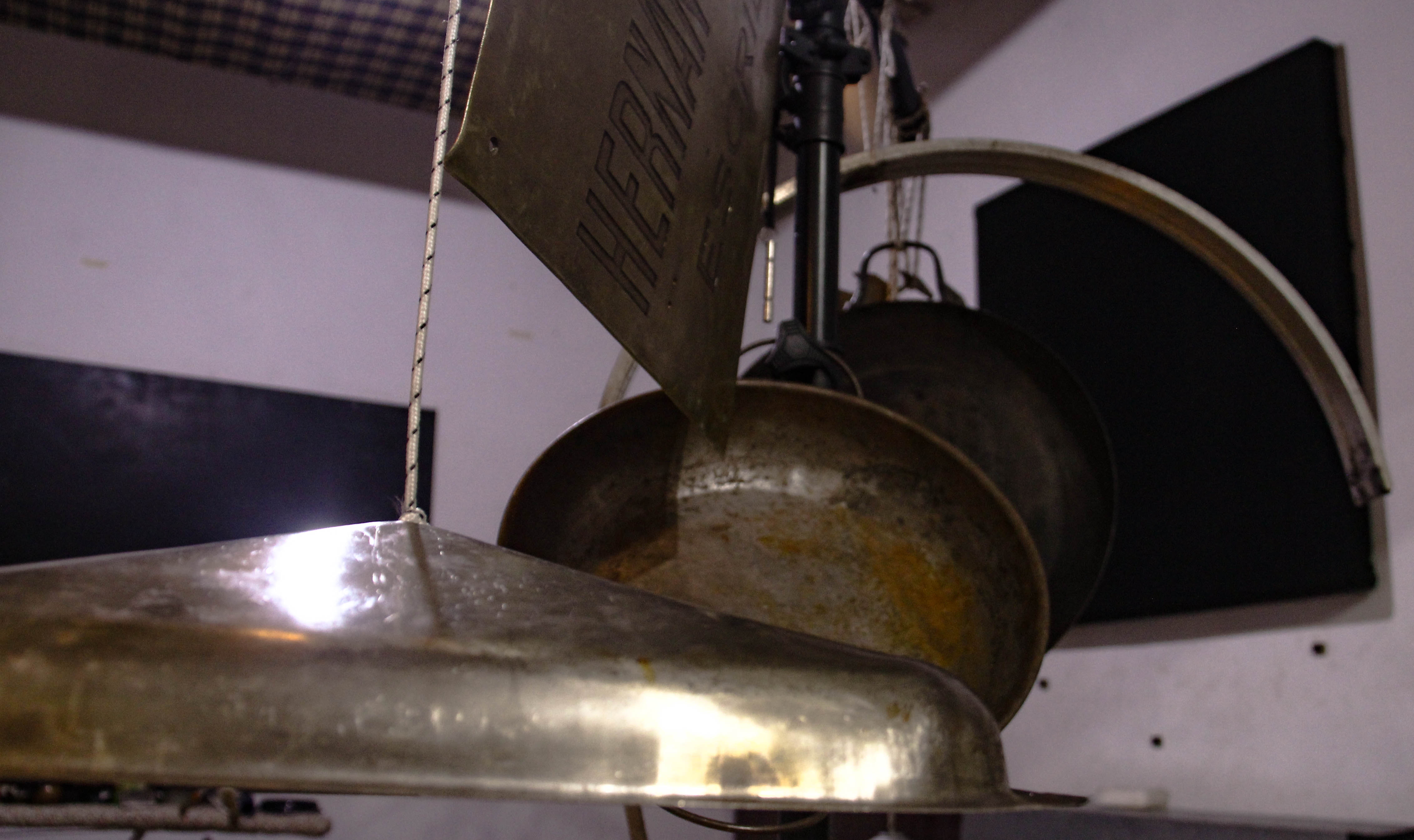 Platillos y gongs metálicos - instrumentos de percusión experimental