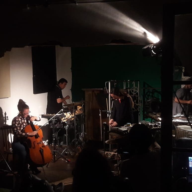 UDLI en vivo - presentación con iluminación dramática