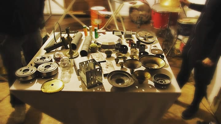 Mesa de trabajo con objetos sonoros experimentales